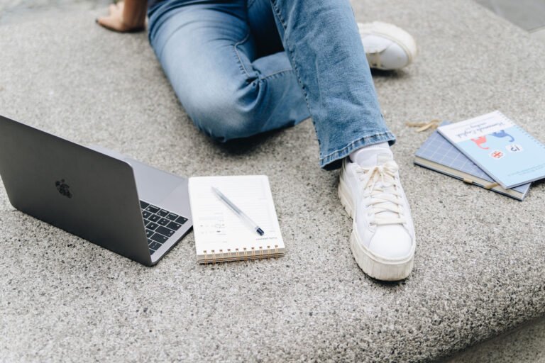 Laptop, quaderno e libri Homemade English: gli strumenti di studio di Laura Michielin